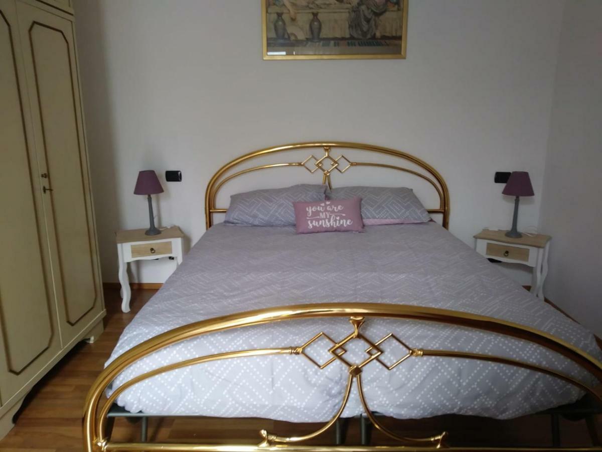 Casa Vacanza Il Glicine Casale Corte Cerro Εξωτερικό φωτογραφία