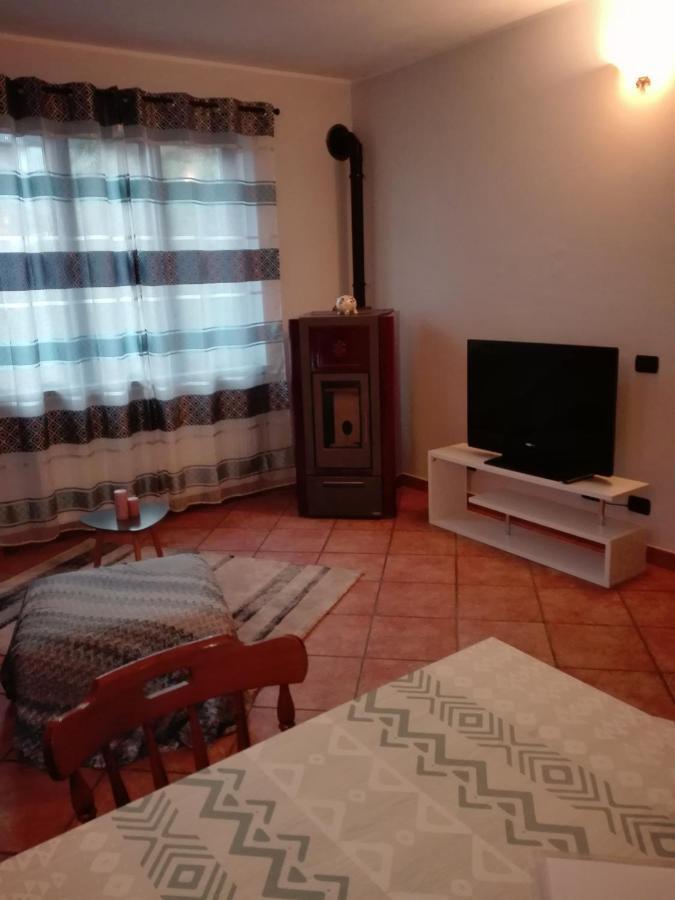 Casa Vacanza Il Glicine Casale Corte Cerro Εξωτερικό φωτογραφία